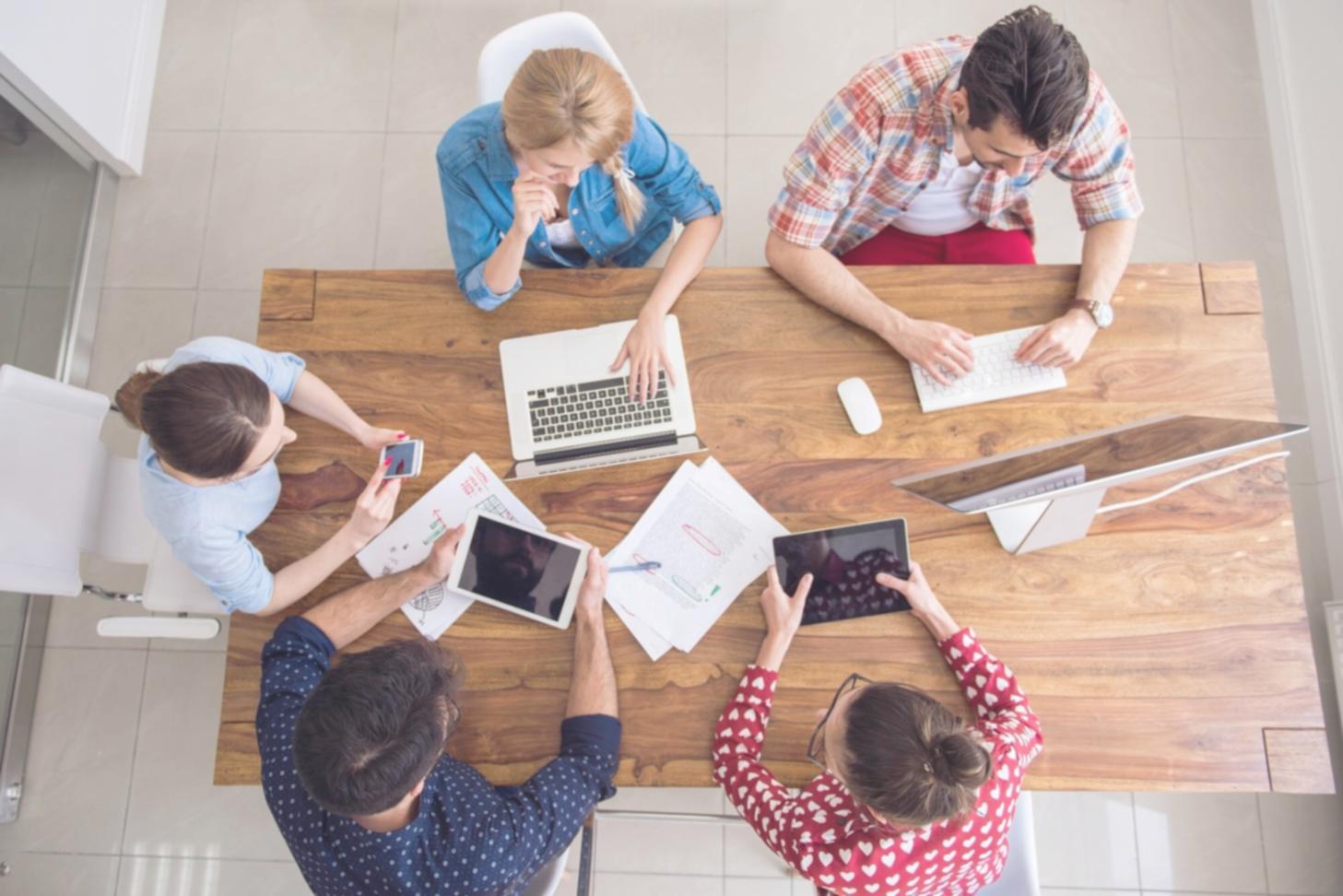 Interface d'apprentissage adaptatif montrant différents modules de formation financière personnalisés